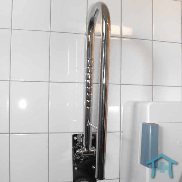 Sicherheits-Stützklappgriff Edelstahl hochgeklappt an Badezimmerwand