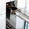 Sicherheits-Stützklappgriff Edelstahl Detail Wandmontage auf Platten im WC