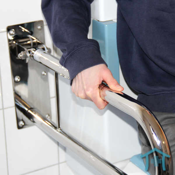 Sicherheits-Stützklappgriff Edelstahl Anwendung in heruntergeklappten Zustand auf dem WC