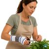 ManuBasic Handgelenkbandage mit Schiene & Band bei der Gartenarbeit