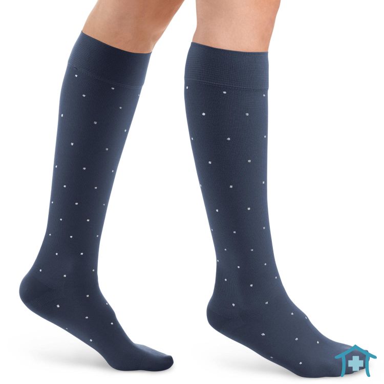 Seitenansicht der blauen Sigvaris Thermoregulating Kompressionsstrümpfe mit Polka Dots