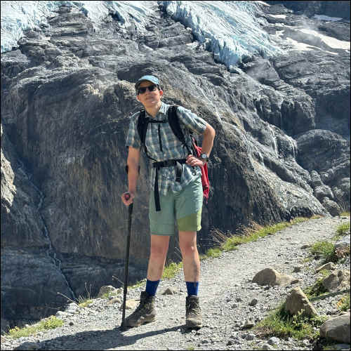 Anwendung Krücken beim Wandern in den Alpen