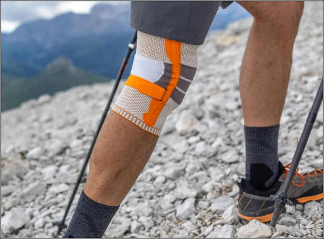 Anwendung Kniebandage beim Wandern