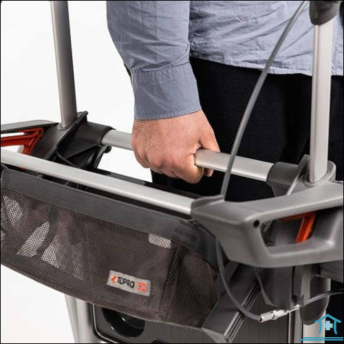 Zusammengeklappt lässt sich der Hestia Rollator einfach transportieren