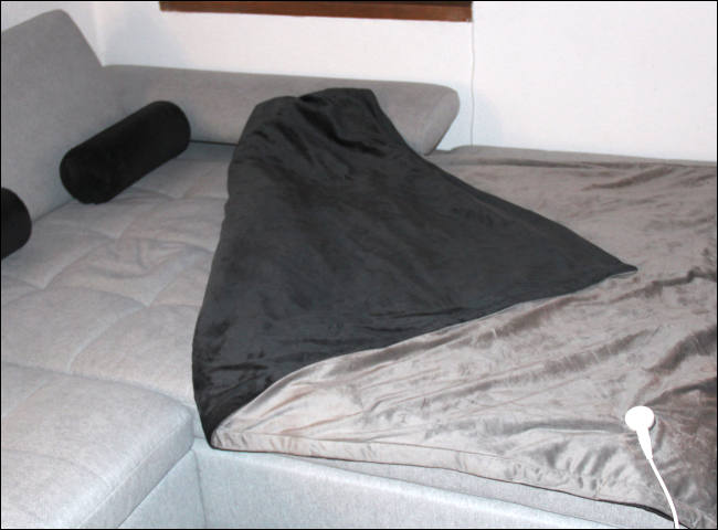 Anwendung Heizdecke auf dem Sofa