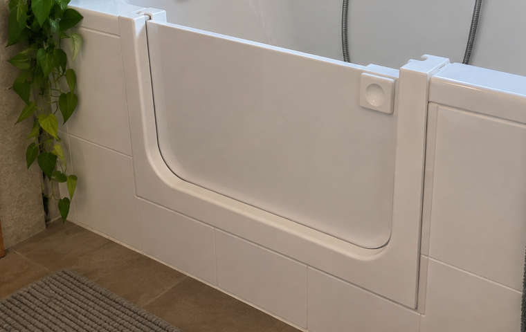 Fertiggestellte Badewannentür von Udoor